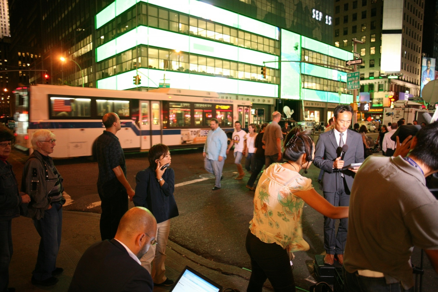 Dziennikarze przed siedzibą Lehman Brothers w dniu bankructwa banku.