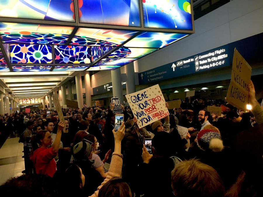 Protest przeciwko dekretowi zakazującemu wjazdu do USA obywatelom krajów z Bliskiego Wschodu na O'Hare International Airport w Chicago.