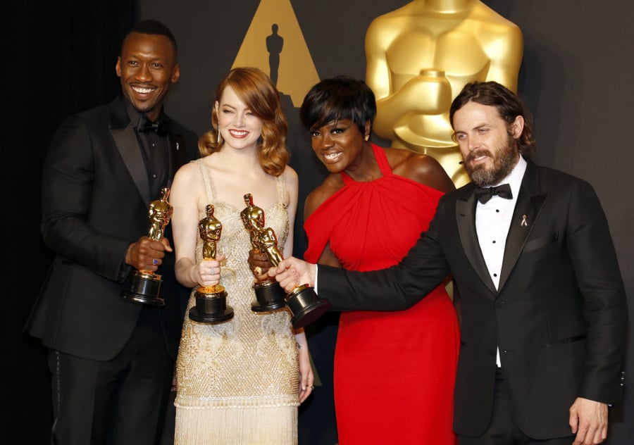 Od lewej: Meharshala Ali - zdobywca nagrody za najlepszą męską rolę drugoplanową w filmie Moonlight, Emma Stone - najlepsza aktorka pierwszoplanowa za rolę w La La Land, Viola Davis - najlepsza żeńskarola drugoplanowa w Fences oraz Casey Affleck - najleps