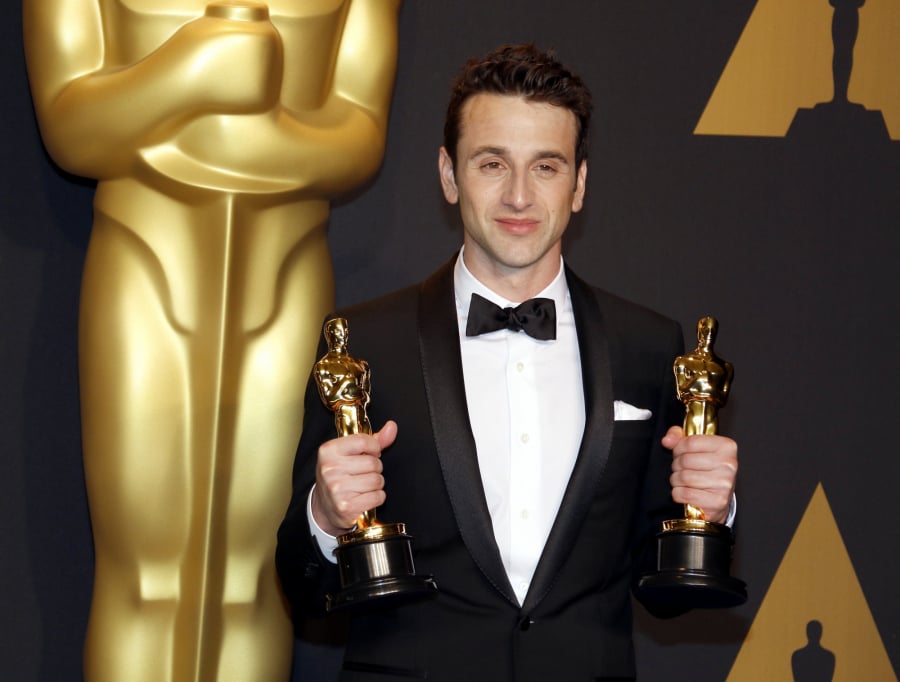 Justin Hurwitz pozuje z dwiema statuetkami, które otrzymał za najlepszą ścieżkę dźwiękową i najlepszą piosenkę z filmu La La Land.