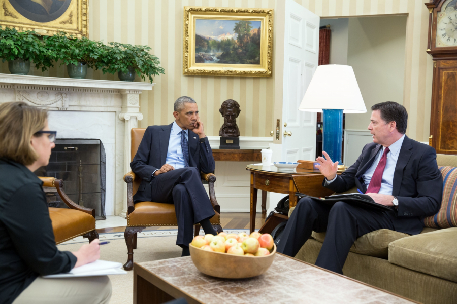 Prezydent Barrack Obama i szef FBI James Corney.