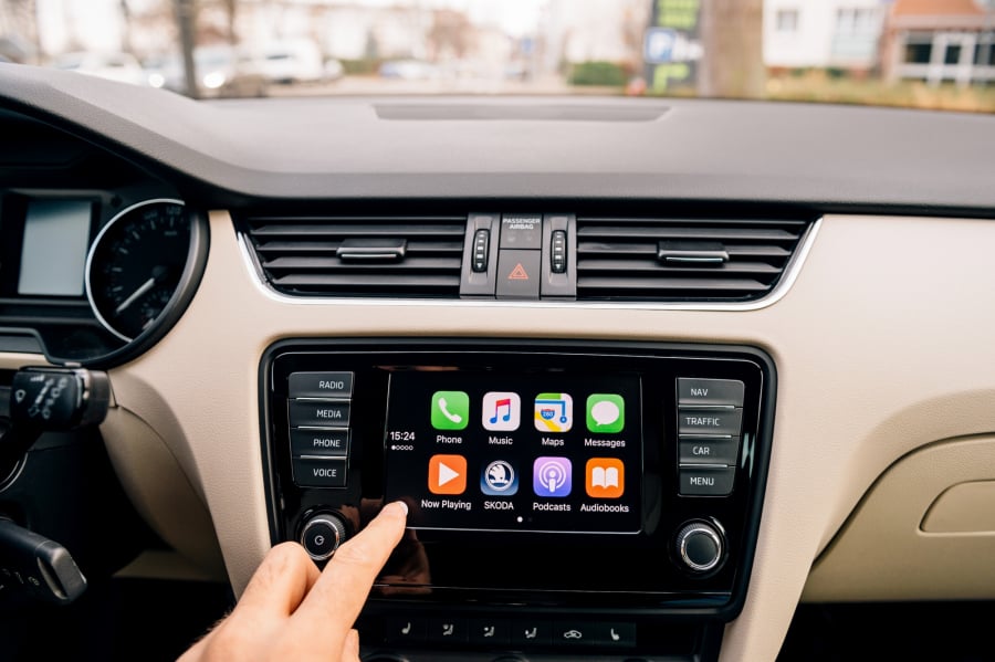 Aplikacja CarPlay autorstwa Apple na ekranie komputera pokładowego.