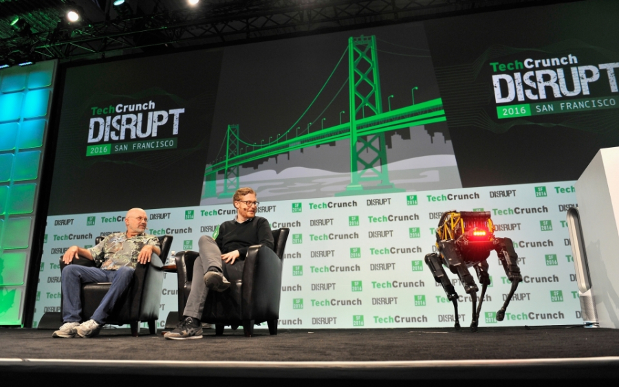 Marc Raibert (z lewej), prezes Boston Dynamics, prezentuje jeden z robotów Boston Dynamics.