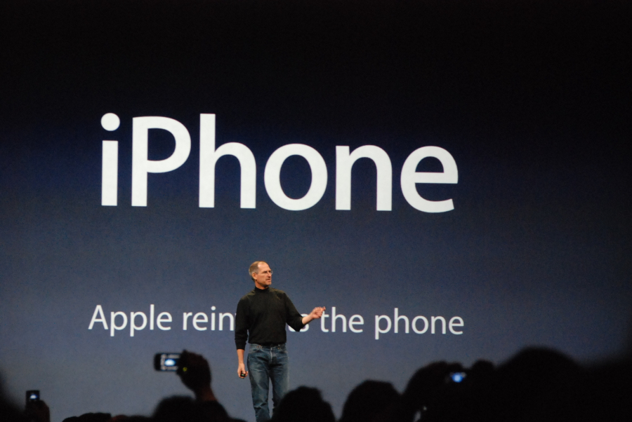 Steve Jobs prezentuje pierwszą wersję iPhone'a.