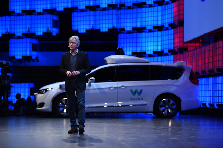 John Krafcik, CEO Waymo, ogłasza informację o w pełni autonomicznych testach Waymo na przedmieściach Phoenix.